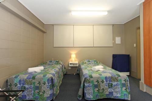 SarinaTandara Hotel Motel的一间医院间,配有两张床