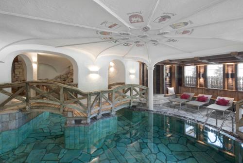 科瓦拉因巴迪亚Hotel La Perla: The Leading Hotels of the World的一座带游泳池的房屋