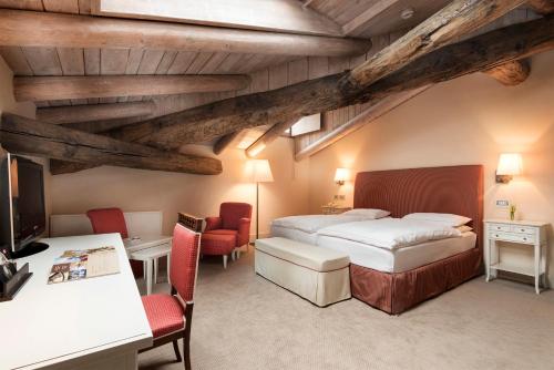 松德里奥德拉波斯塔大酒店的一间卧室配有两张床和一张桌子及椅子