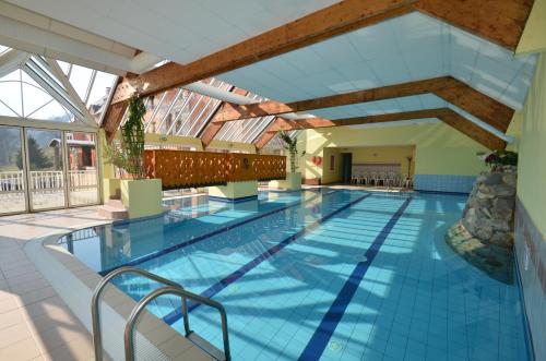 欧坎皮科尔酒店的一座带玻璃天花板的建筑中的游泳池