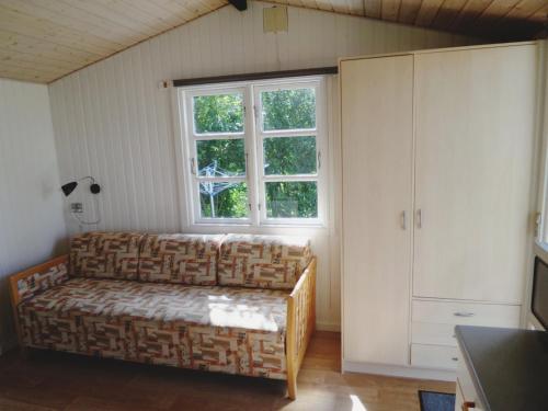 阿灵厄林霍尔特家庭露营地的带沙发和窗户的客厅