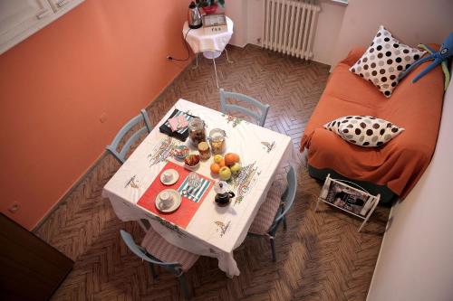 佩萨罗Goga&Romeo的一张桌子,上面有水果,放在沙发边