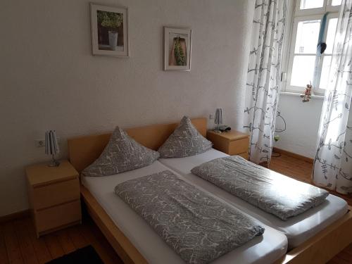 布劳讷贝格Weingut-Klosterhof的一张床上有两个枕头的房间