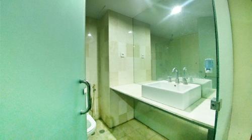 美娜多昆特酒店的一间带水槽、镜子和卫生间的浴室