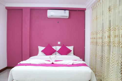 努沃勒埃利耶贝利维住宿加早餐旅馆的一间卧室设有紫色墙壁和一张床