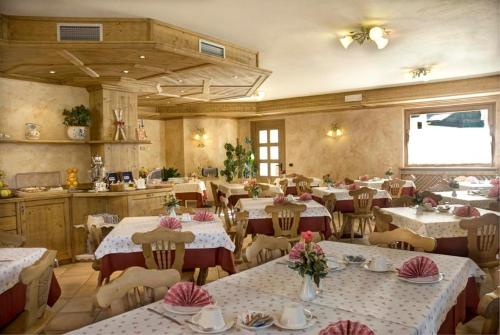 Hotel Costanza Mountain Holiday餐厅或其他用餐的地方