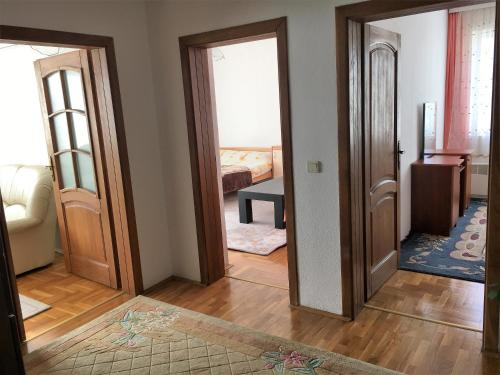 普里什蒂纳Center Apartment的走廊设有两扇门,房间设有一张床