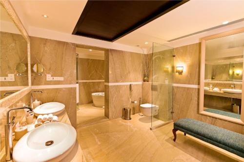The Lalit Jaipur的一间浴室