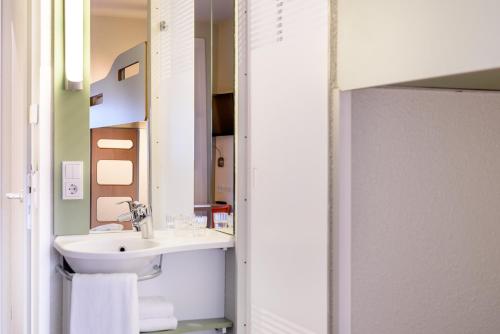 莱比锡莱比锡城宜必思快捷酒店的一间带水槽和镜子的浴室