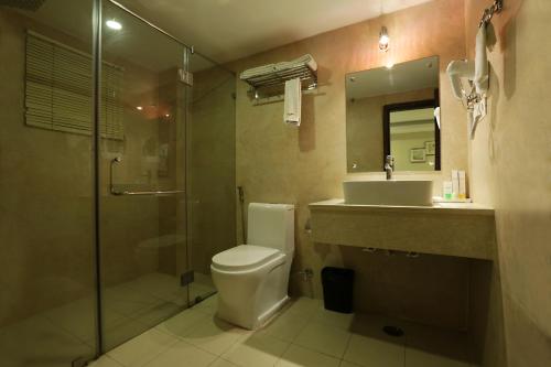 古瓦哈提迪康提亚德酒店的带淋浴、卫生间和盥洗盆的浴室