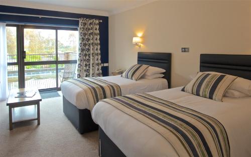 威尔汉姆斯普林菲尔德乡村酒店及休闲俱乐部及Spa的酒店客房设有两张床和一个阳台。