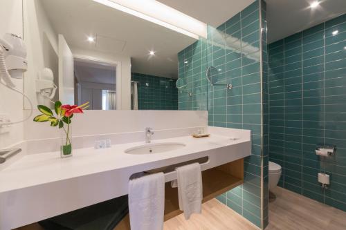 下布雷尼亚圣豪尔赫庄园酒店的一间带水槽和镜子的浴室