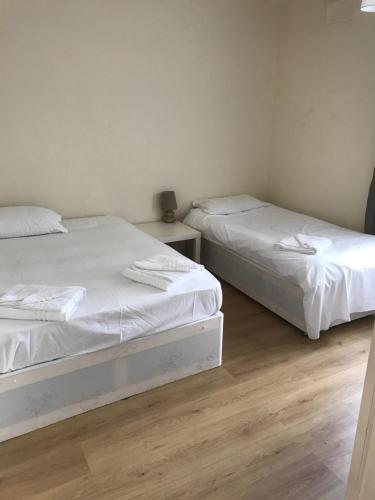 达灵顿Longfield Road的配有两张单人床的客房铺有木地板。