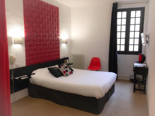 佩皮尼昂小屋酒店的一间卧室设有一张床和红色的墙壁