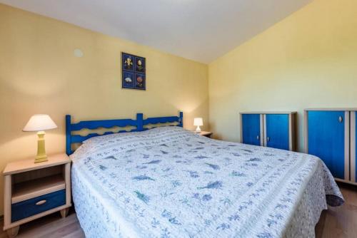 尼亚卢卡Apartment Vesna的一间卧室配有蓝色的床罩和蓝色的床罩
