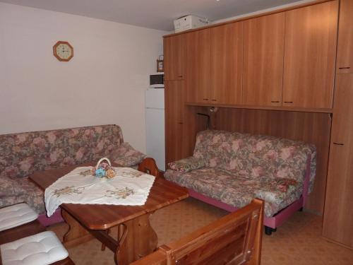 利莫内皮埃蒙特Casa Di Marina的客厅配有沙发和桌子