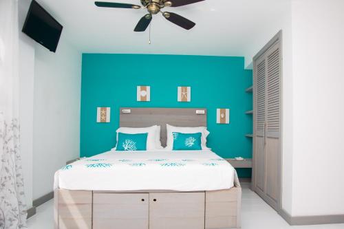 BuckleysBellevue Suites的一间卧室设有一张蓝色墙面的大床