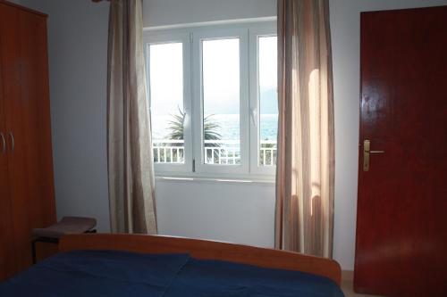 维甘Apartman Anka的一间卧室设有海景窗户