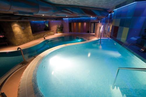 特鲁埃尔城德特鲁埃尔Spa酒店的大楼内的大型游泳池