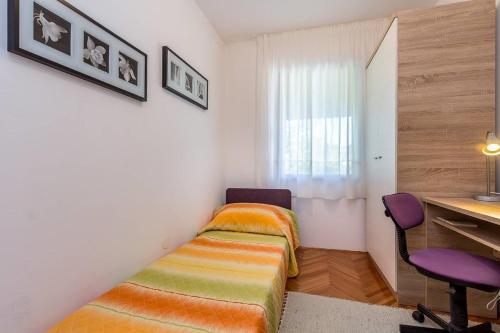 普拉Apartment VIVIANA的一间卧室配有两张床和一张书桌