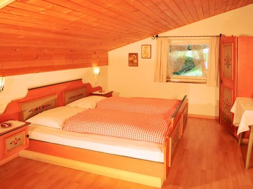 拉古多Haus Gilli的一间卧室设有一张床和一个窗口