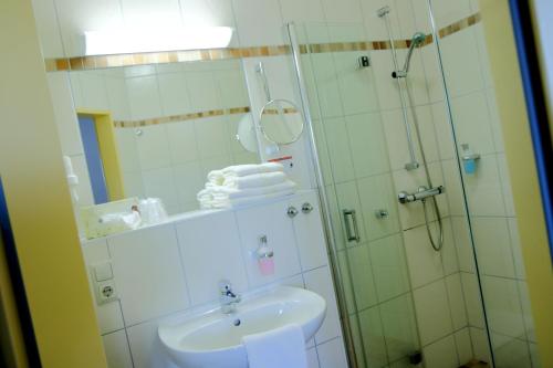 Klietz赛布里克兰德加特酒店的带淋浴和盥洗盆的浴室