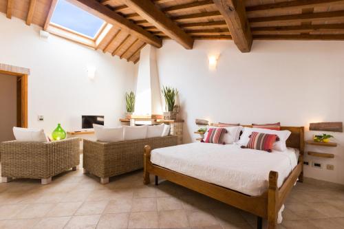马萨阿巴尼诺住宿加早餐旅馆的一间卧室配有床和藤椅