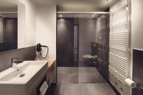 Meiling瑟佩韦特酒店的一间带水槽和卫生间的浴室