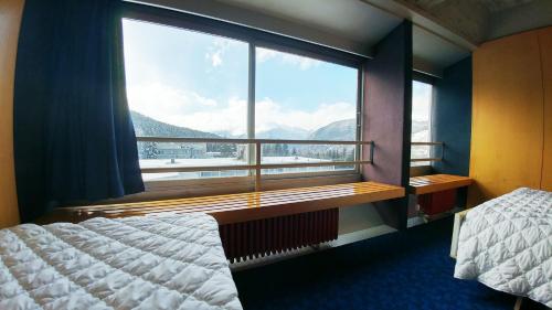 马里尔伊瓦Apartment Ski Marilleva 1400的卧室设有山景大窗户