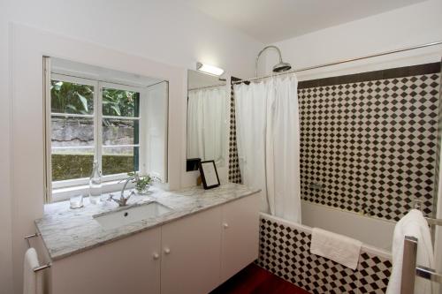 丰沙尔圣卢西亚金塔旅馆的一间带水槽和窗户的浴室