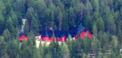 KyröKyrön Loma的森林中间的一座大红房子