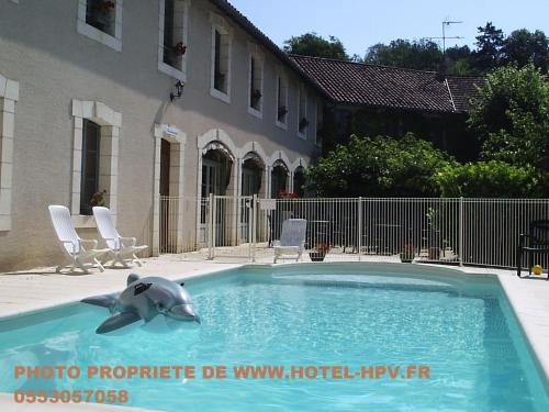 布朗托姆罗吉斯佩里戈尔沃特旅馆的游泳池里的海豚