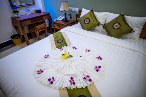 NKS酒店客房内的一张或多张床位