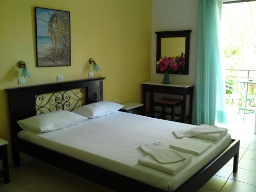 奈德里周日一室公寓的一间卧室配有一张带白色床单的床和一扇窗户。