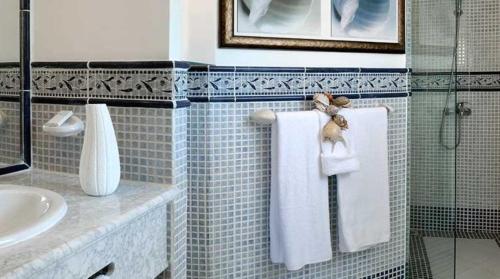 圣斐利-银港Lifestyle Crown Residence Suites的一间带水槽和毛巾的浴室