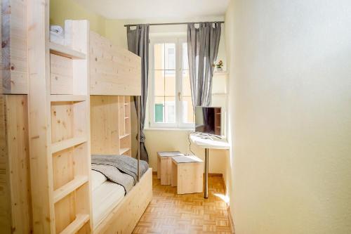 于伯林根K-Hotel (Grüner Baum)的小房间设有双层床和窗户