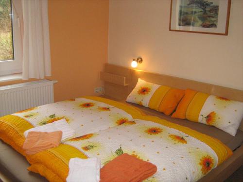 萨斯尼茨Käuzchenkuhle的一间卧室配有带毛巾的床