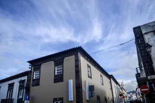 大里贝拉A Casa del Rei的云天的街道上的建筑