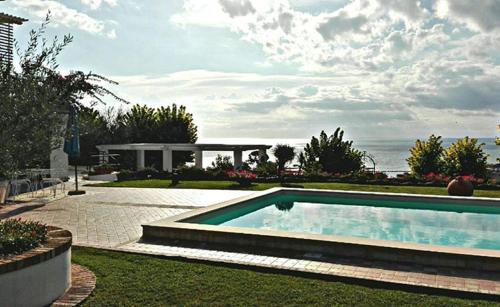 葛伦坦马勒Villa Paola的一座房子的院子内的游泳池