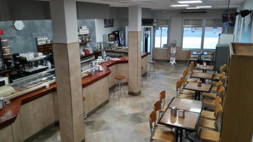 比利亚尔潘多安特兰塔旅馆的一间带桌椅的餐厅和一间酒吧