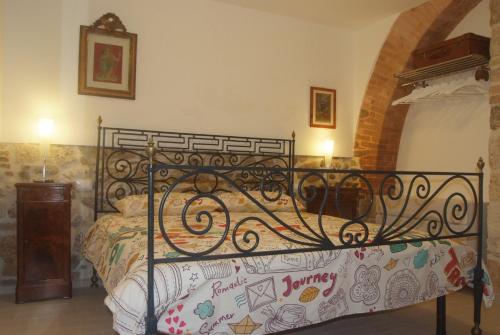 阿斯科利皮切诺Piccola corte的一间位于客房内的带黑色金属床的卧室