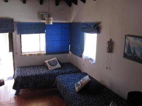 塔维拉Villa Sofia的小房间设有两张床和两个窗户