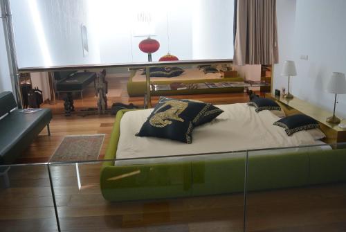 圣巴尔托洛梅Casa Bermejo的一张带枕头的绿色床