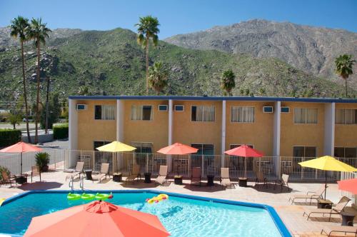 棕榈泉棕榈泉德罗斯瑞斯汽车旅馆的背景为游泳池和山脉的酒店