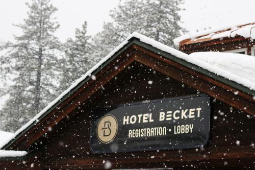 南太浩湖Hotel Becket的雪中,酒店屋顶上的甜菜标志