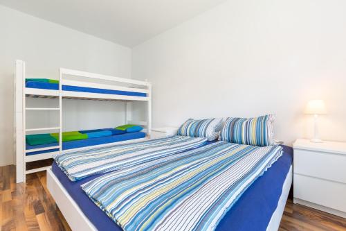 萨尔嫩萨尔门高级公寓酒店的一间卧室配有一张床和一张双层床。