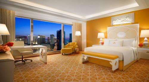 澳门永利皇宫的酒店客房带一张床铺、一张书桌和一间卧室