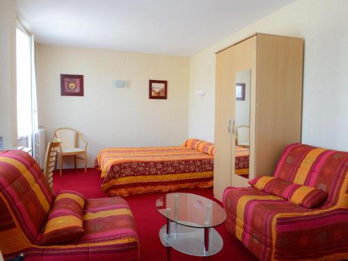 Pont-d'Ouilly国际之家商务酒店的酒店客房,设有两张床和一张沙发