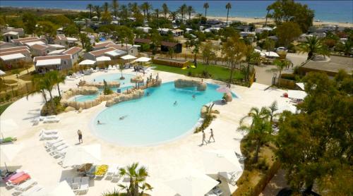 克雷克塞利贾维娜颗威塞尔露营酒店的享有度假村游泳池的顶部景致