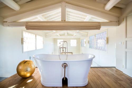 基安蒂格雷夫Borgo Del Cabreo的天花板客房内的白色浴缸